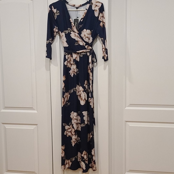 Faux wrap maxi maternity dress - Picture 5 of 8